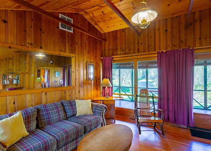 Lake Creek Lodge